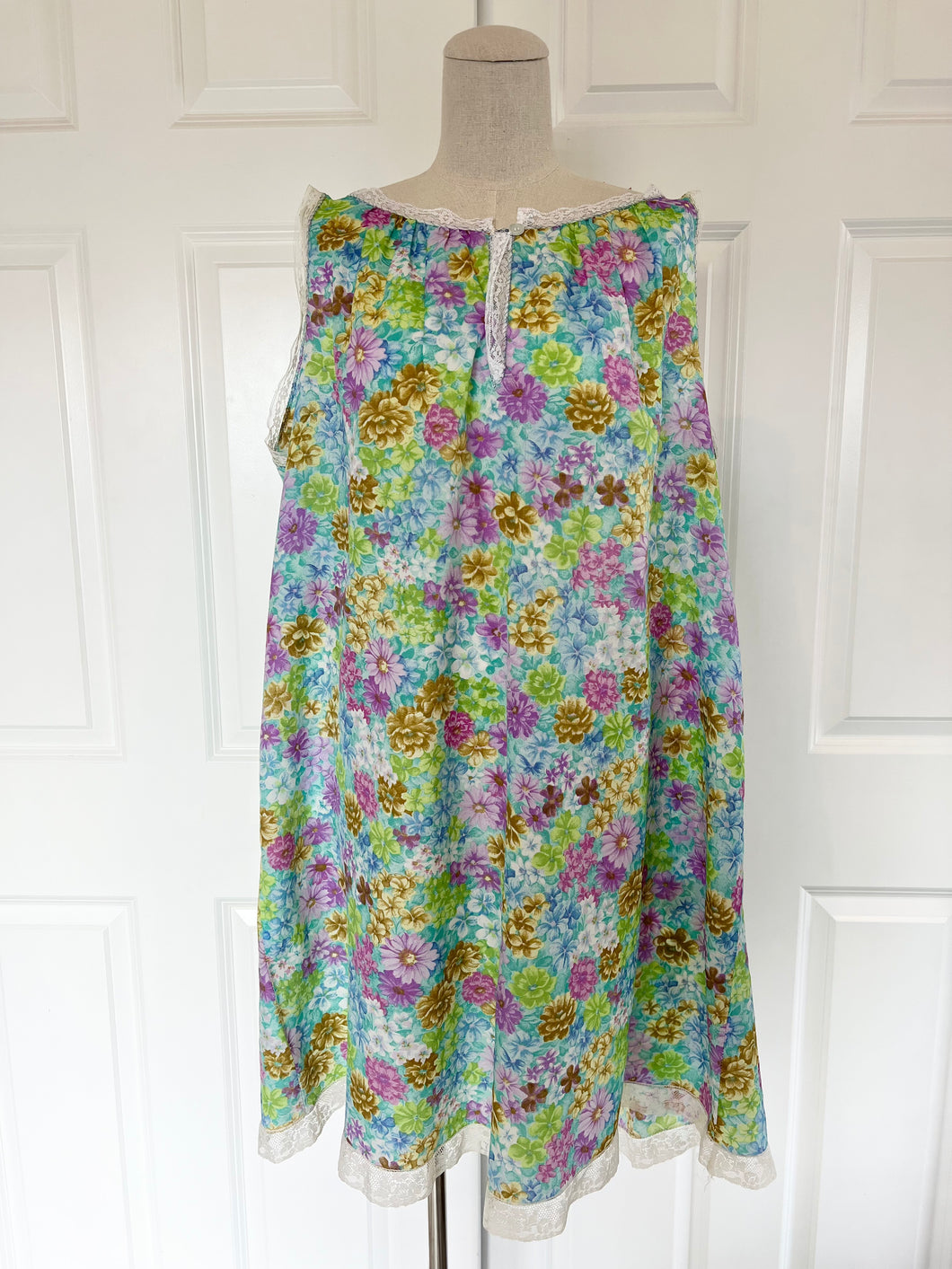 Vintage Sleeveless Floral Lace Trim Nightgown